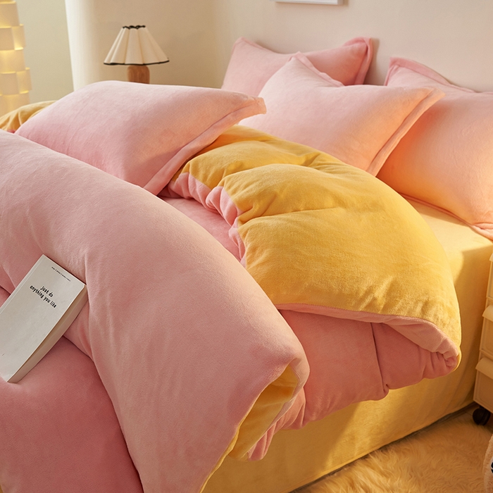 91家纺网 家纺一手货源 找家纺 2025新款多巴胺小红书纯色牛奶绒四件套牛奶绒被套跨境定制-风格二 樱花粉柠檬黄