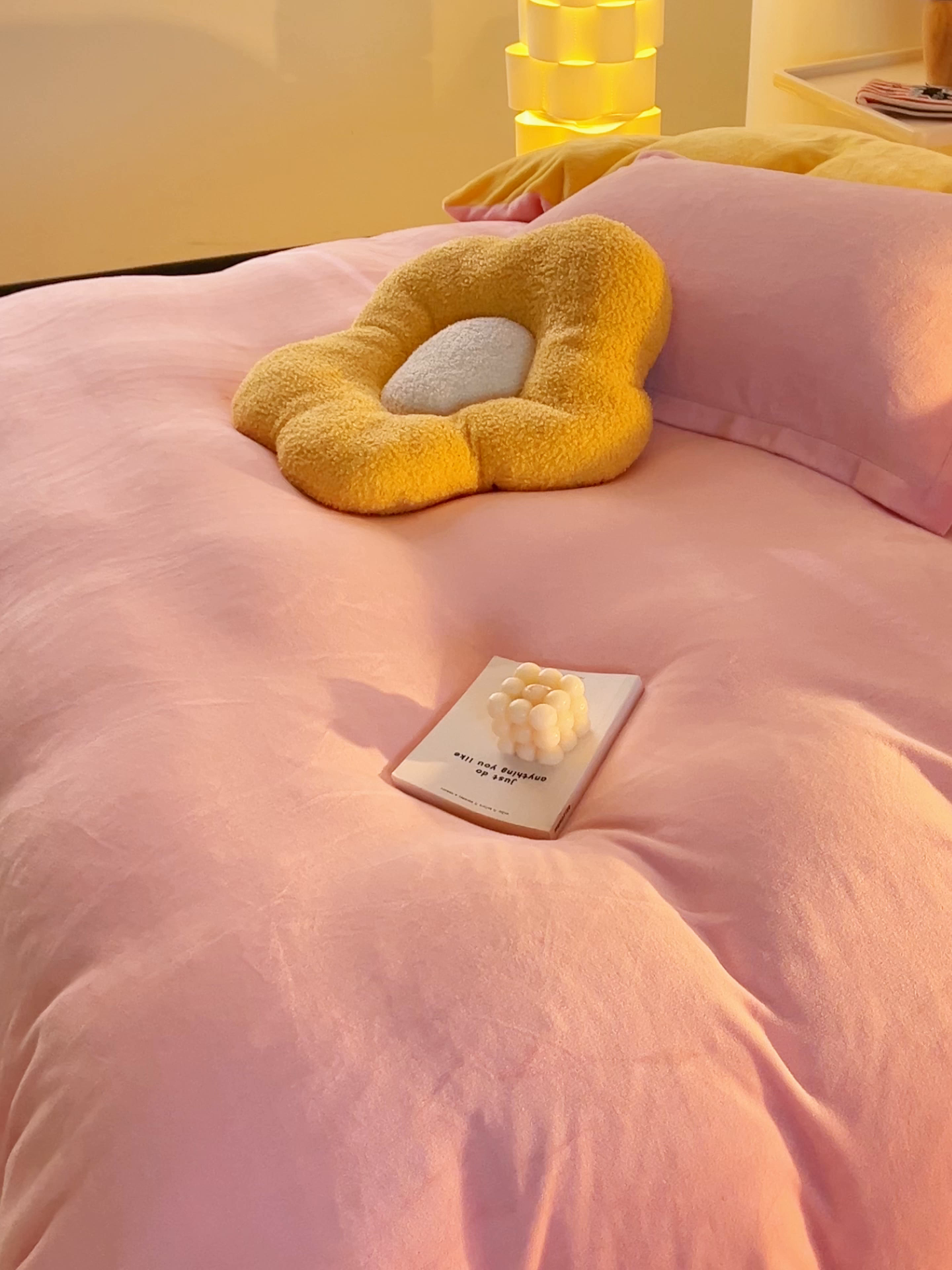 91家纺网 家纺一手货源 找家纺 2025新款多巴胺小红书纯色牛奶绒四件套牛奶绒被套跨境定制-风格二 樱花粉柠檬黄