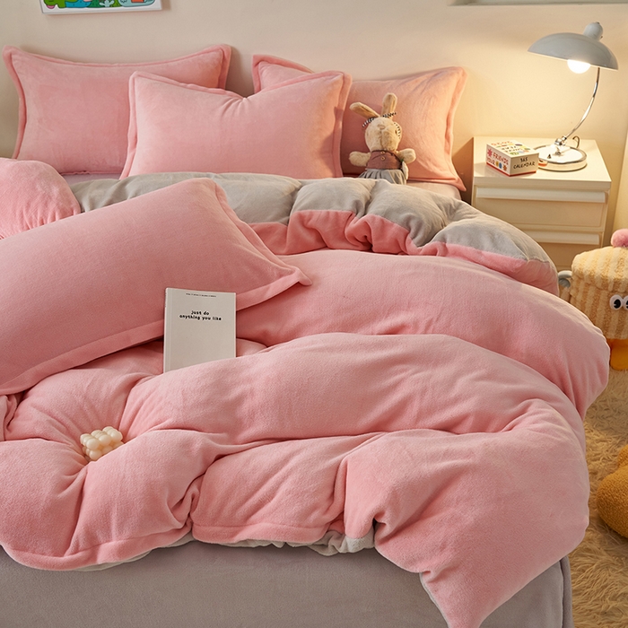 91家纺网 家纺一手货源 找家纺 2025新款多巴胺小红书纯色牛奶绒四件套牛奶绒被套跨境定制-风格二 樱花粉灰