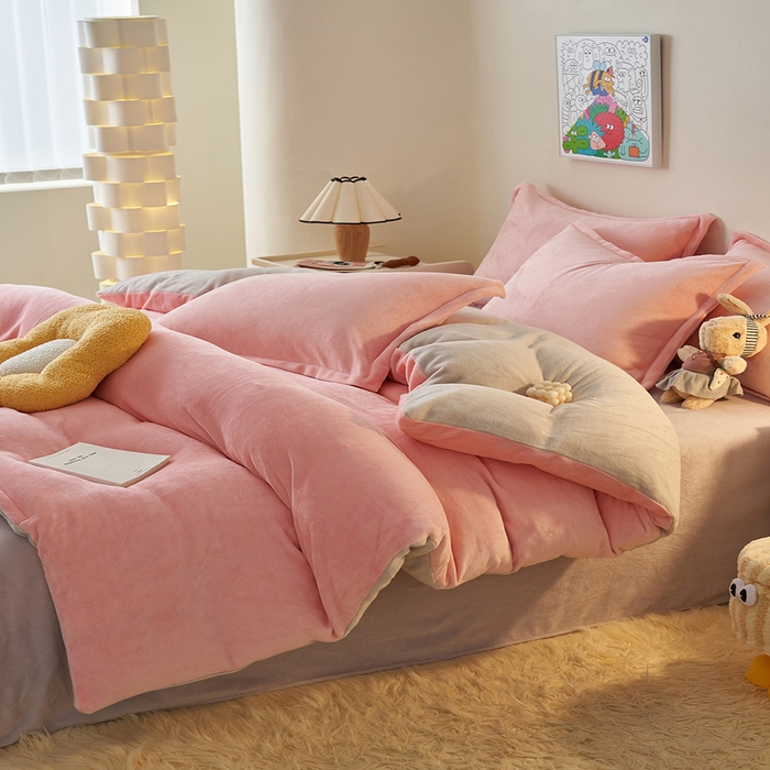 91家纺网 家纺一手货源 找家纺 2025新款多巴胺小红书纯色牛奶绒四件套牛奶绒被套跨境定制-风格二 樱花粉灰