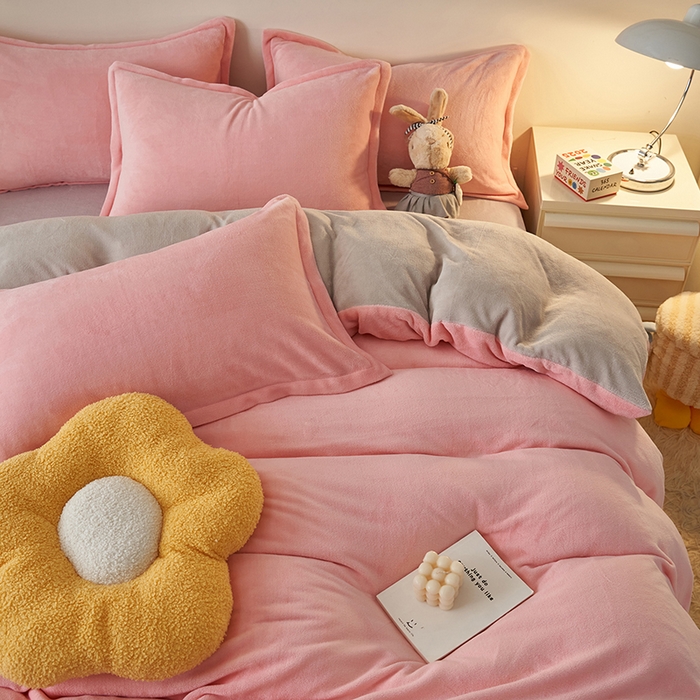 91家纺网 家纺一手货源 找家纺 2025新款多巴胺小红书纯色牛奶绒四件套牛奶绒被套跨境定制-风格二 樱花粉灰