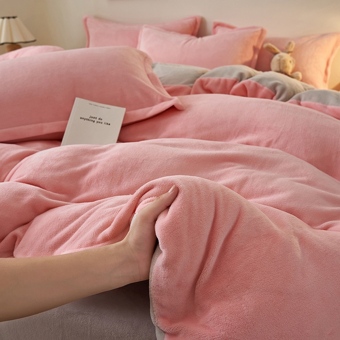 91家纺网 家纺一手货源 找家纺 2025新款多巴胺小红书纯色牛奶绒四件套牛奶绒被套跨境定制-风格二 樱花粉灰