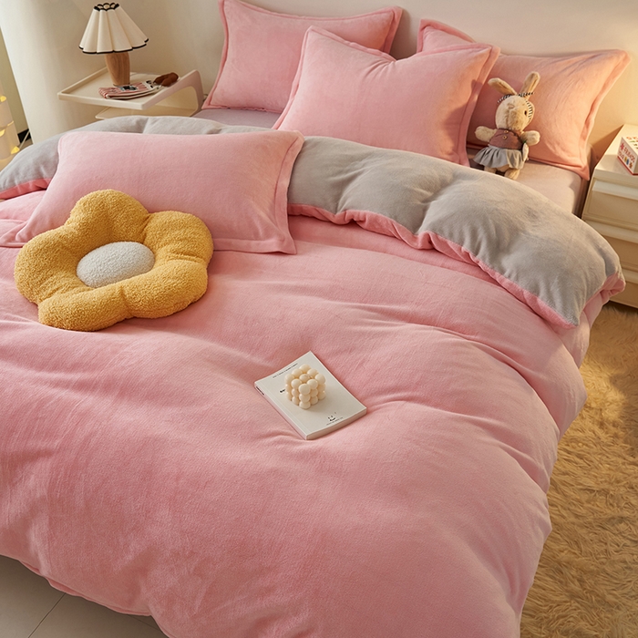 91家纺网 家纺一手货源 找家纺 2025新款多巴胺小红书纯色牛奶绒四件套牛奶绒被套跨境定制-风格二 樱花粉灰