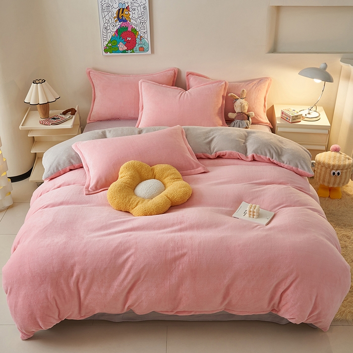 91家纺网 家纺一手货源 找家纺 2025新款多巴胺小红书纯色牛奶绒四件套牛奶绒被套跨境定制-风格二 樱花粉灰