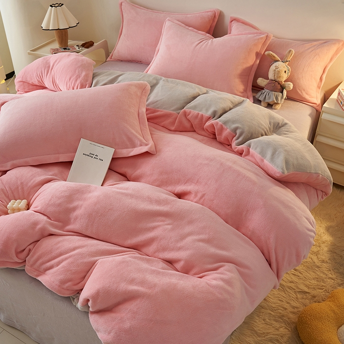 91家纺网 家纺一手货源 找家纺 2025新款多巴胺小红书纯色牛奶绒四件套牛奶绒被套跨境定制-风格二 樱花粉灰