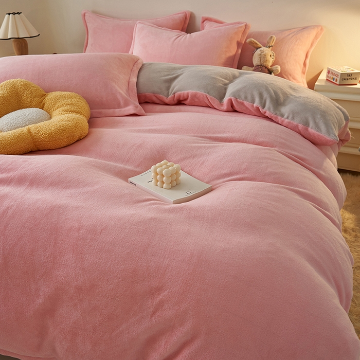 91家纺网 家纺一手货源 找家纺 2025新款多巴胺小红书纯色牛奶绒四件套牛奶绒被套跨境定制-风格二 樱花粉灰