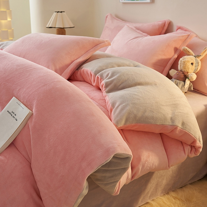 91家纺网 家纺一手货源 找家纺 2025新款多巴胺小红书纯色牛奶绒四件套牛奶绒被套跨境定制-风格二 樱花粉灰