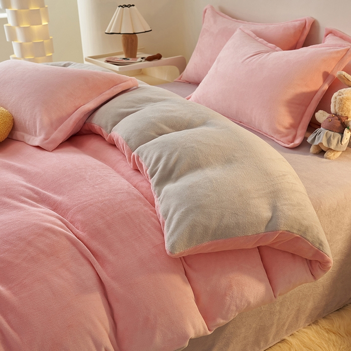 91家纺网 家纺一手货源 找家纺 2025新款多巴胺小红书纯色牛奶绒四件套牛奶绒被套跨境定制-风格二 樱花粉灰