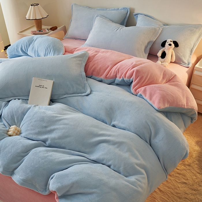91家纺网 家纺一手货源 找家纺 2025新款多巴胺小红书纯色牛奶绒四件套牛奶绒被套跨境定制-风格二 天蓝粉