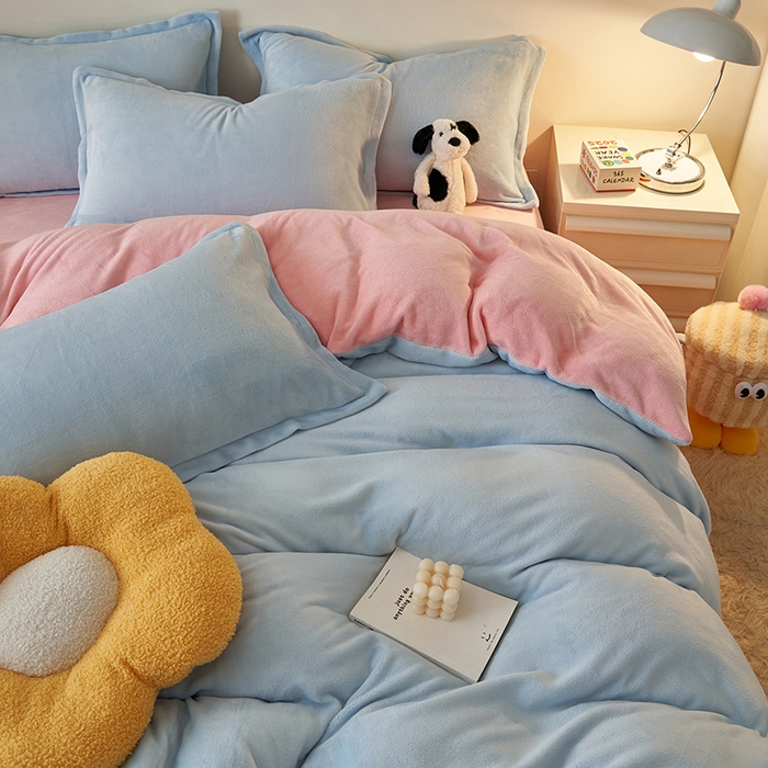 91家纺网 家纺一手货源 找家纺 2025新款多巴胺小红书纯色牛奶绒四件套牛奶绒被套跨境定制-风格二 天蓝粉