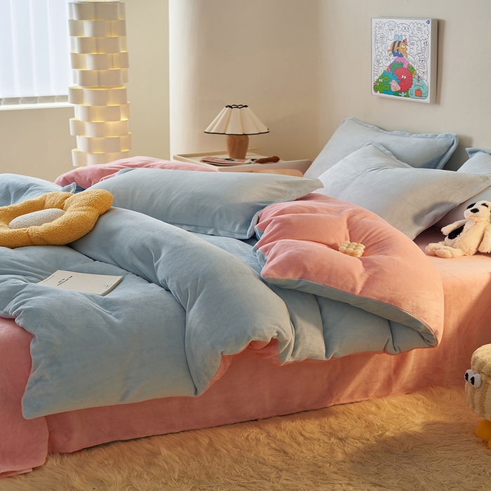 91家纺网 家纺一手货源 找家纺 2025新款多巴胺小红书纯色牛奶绒四件套牛奶绒被套跨境定制-风格二 天蓝粉