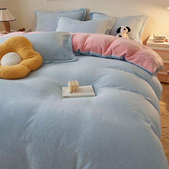 91家纺网 家纺一手货源 找家纺 2025新款多巴胺小红书纯色牛奶绒四件套牛奶绒被套跨境定制-风格二 天蓝粉