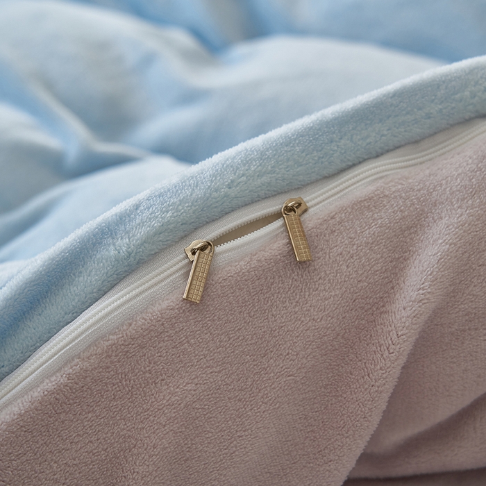 91家纺网 家纺一手货源 找家纺 2025新款多巴胺小红书纯色牛奶绒四件套牛奶绒被套跨境定制-风格二 天蓝灰