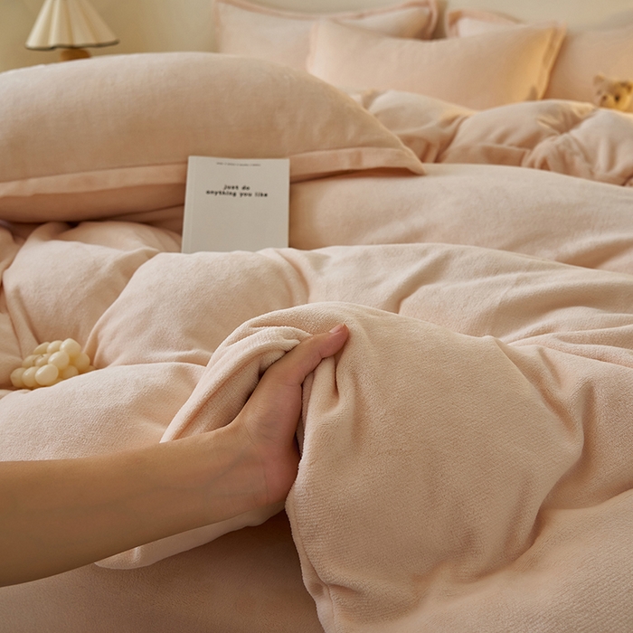 91家纺网 家纺一手货源 找家纺 2025新款多巴胺小红书纯色牛奶绒四件套牛奶绒被套跨境定制-风格二 奶油色