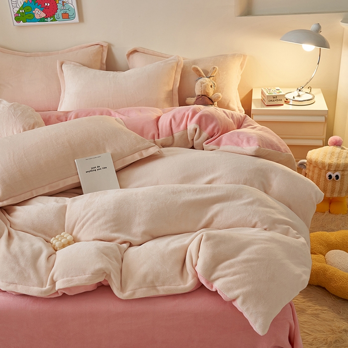 91家纺网 家纺一手货源 找家纺 2025新款多巴胺小红书纯色牛奶绒四件套牛奶绒被套跨境定制-风格二 奶油樱花粉