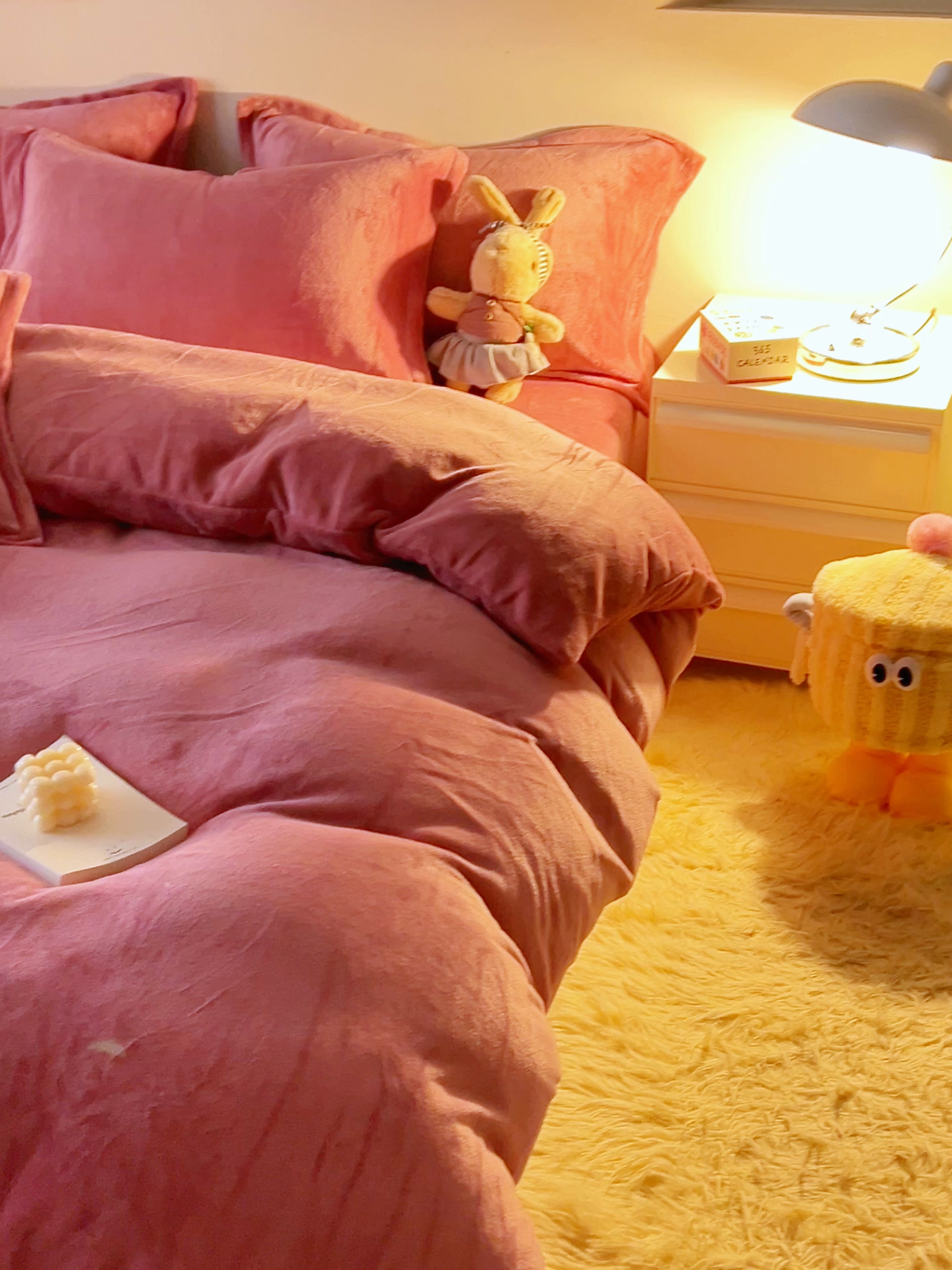 91家纺网 家纺一手货源 找家纺 2025新款多巴胺小红书纯色牛奶绒四件套牛奶绒被套跨境定制-风格二 豆沙