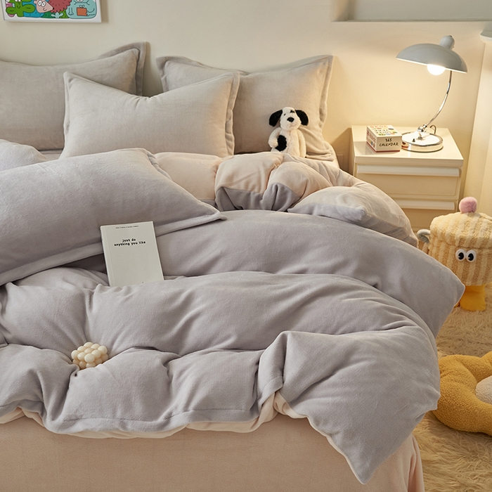 91家纺网 家纺一手货源 找家纺 2025新款多巴胺小红书纯色牛奶绒四件套牛奶绒被套跨境定制-风格二 灰色奶油