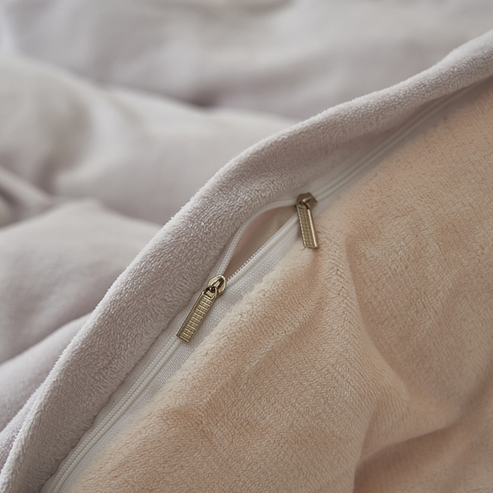 91家纺网 家纺一手货源 找家纺 2025新款多巴胺小红书纯色牛奶绒四件套牛奶绒被套跨境定制-风格二 灰色奶油