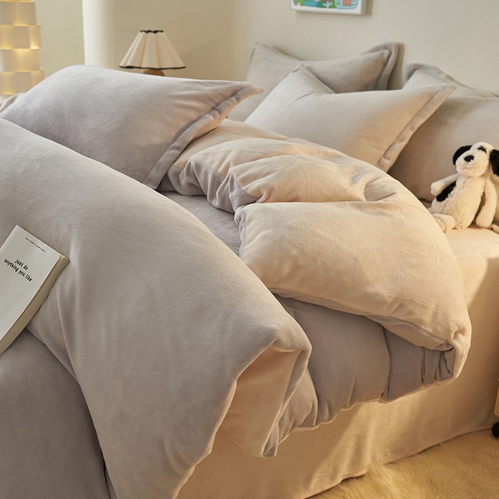 91家纺网 家纺一手货源 找家纺 2025新款多巴胺小红书纯色牛奶绒四件套牛奶绒被套跨境定制-风格二 灰色奶油