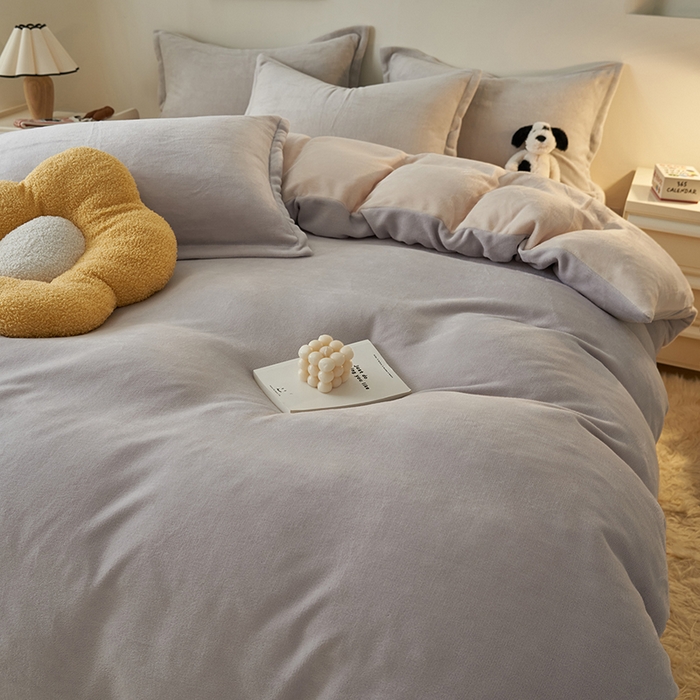 91家纺网 家纺一手货源 找家纺 2025新款多巴胺小红书纯色牛奶绒四件套牛奶绒被套跨境定制-风格二 灰色奶油