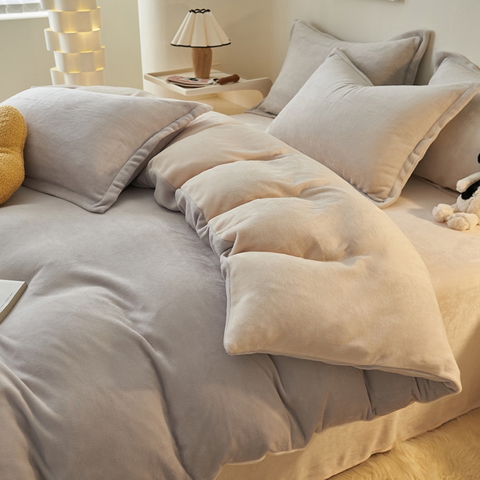 91家纺网 家纺一手货源 找家纺 2025新款多巴胺小红书纯色牛奶绒四件套牛奶绒被套跨境定制-风格二 灰色奶油