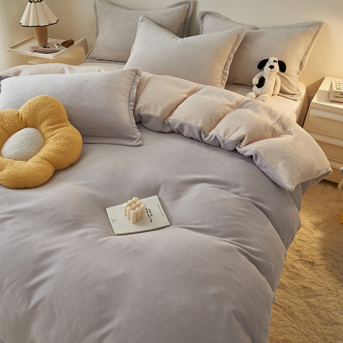 91家纺网 家纺一手货源 找家纺 2025新款多巴胺小红书纯色牛奶绒四件套牛奶绒被套跨境定制-风格二 灰色奶油