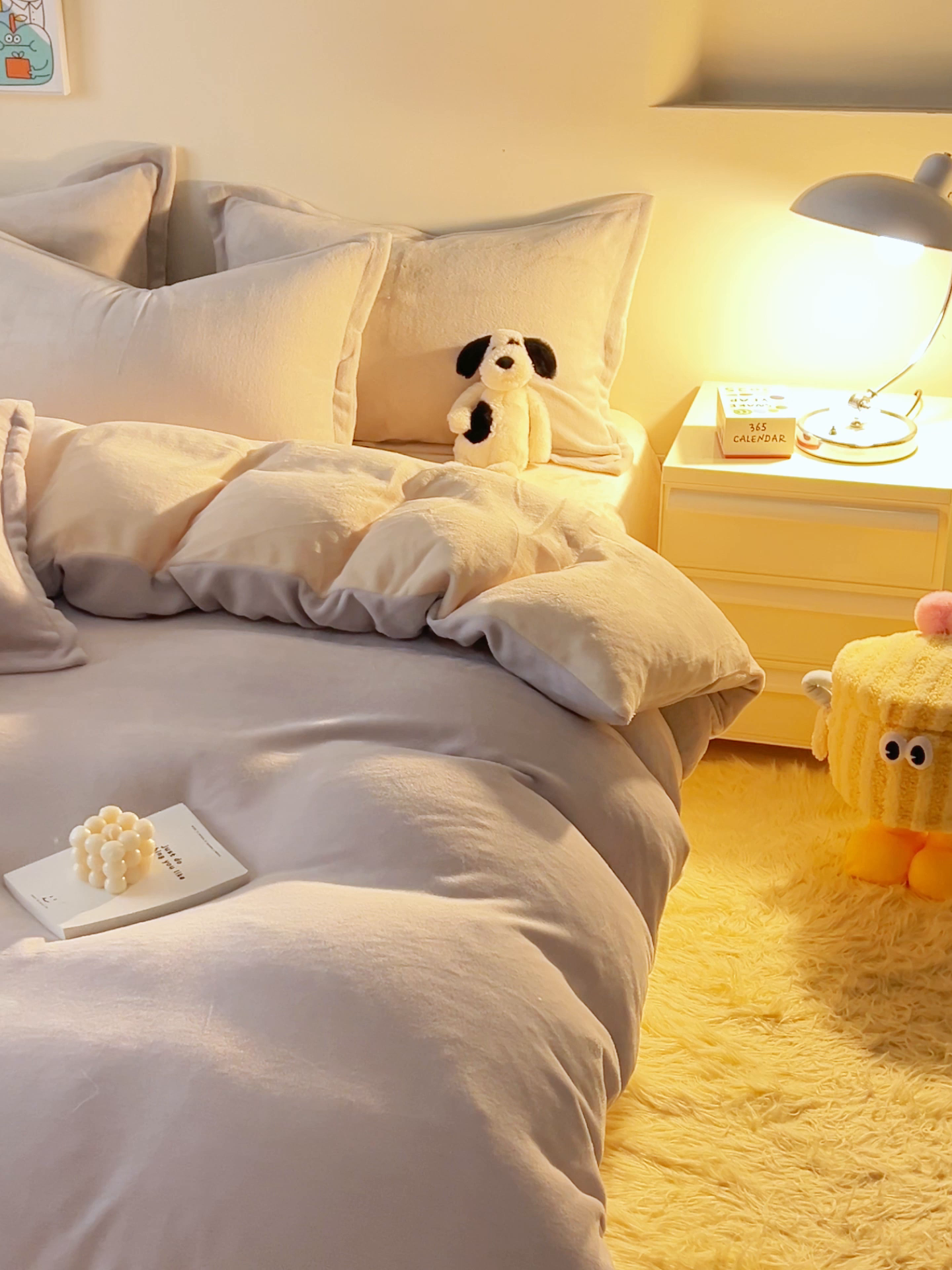 91家纺网 家纺一手货源 找家纺 2025新款多巴胺小红书纯色牛奶绒四件套牛奶绒被套跨境定制-风格二 灰色奶油