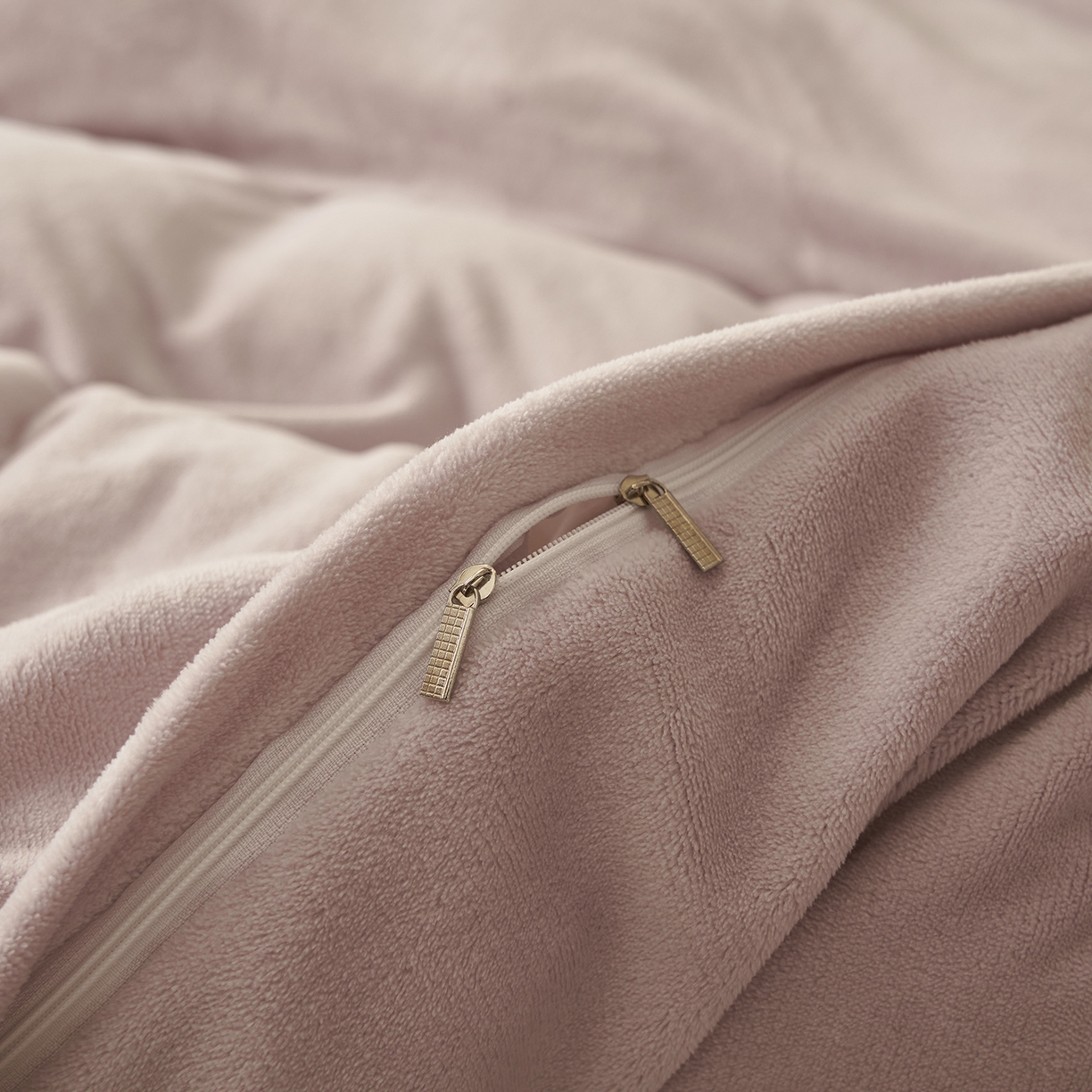 91家纺网 家纺一手货源 找家纺 2025新款多巴胺小红书纯色牛奶绒四件套牛奶绒被套跨境定制-风格二 雅致灰