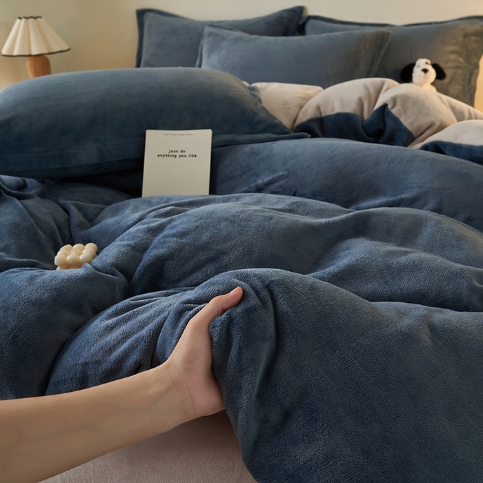 91家纺网 家纺一手货源 找家纺 2025新款多巴胺小红书纯色牛奶绒四件套牛奶绒被套跨境定制-风格二 宾利蓝灰