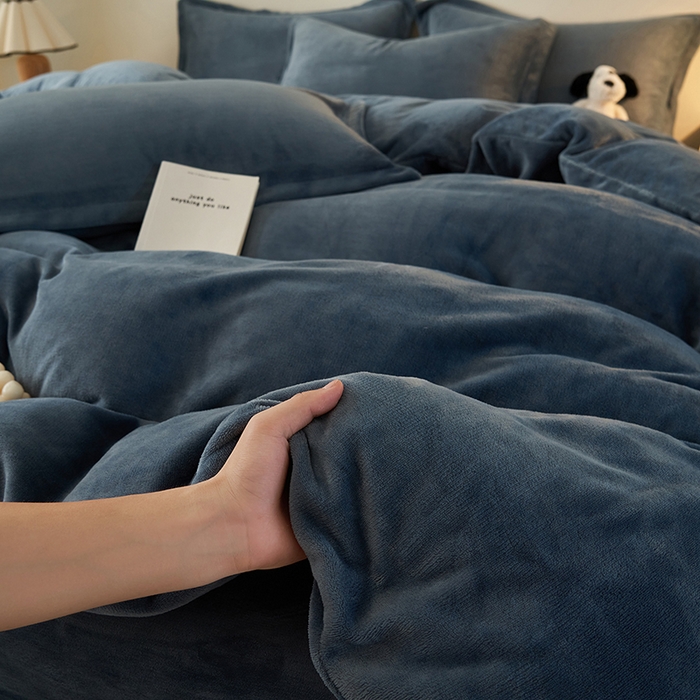 91家纺网 家纺一手货源 找家纺 2025新款多巴胺小红书纯色牛奶绒四件套牛奶绒被套跨境定制-风格二 宾利蓝