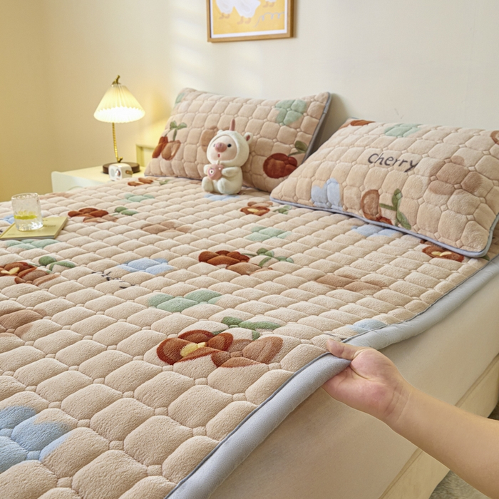 91家纺网 家纺一手货源 找家纺 （总）卡伦家纺 2025新款A类牛奶绒夹棉加厚床垫单人双人床垫保护垫