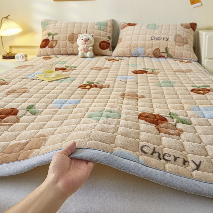 91家纺网 家纺一手货源 找家纺 （总）卡伦家纺 2025新款A类牛奶绒夹棉加厚床垫单人双人床垫保护垫