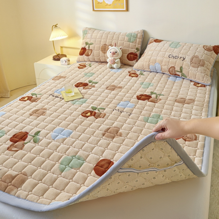 91家纺网 家纺一手货源 找家纺 （总）卡伦家纺 2025新款A类牛奶绒夹棉加厚床垫单人双人床垫保护垫