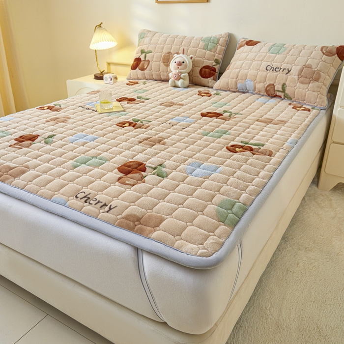 91家纺网 家纺一手货源 找家纺 （总）卡伦家纺 2025新款A类牛奶绒夹棉加厚床垫单人双人床垫保护垫