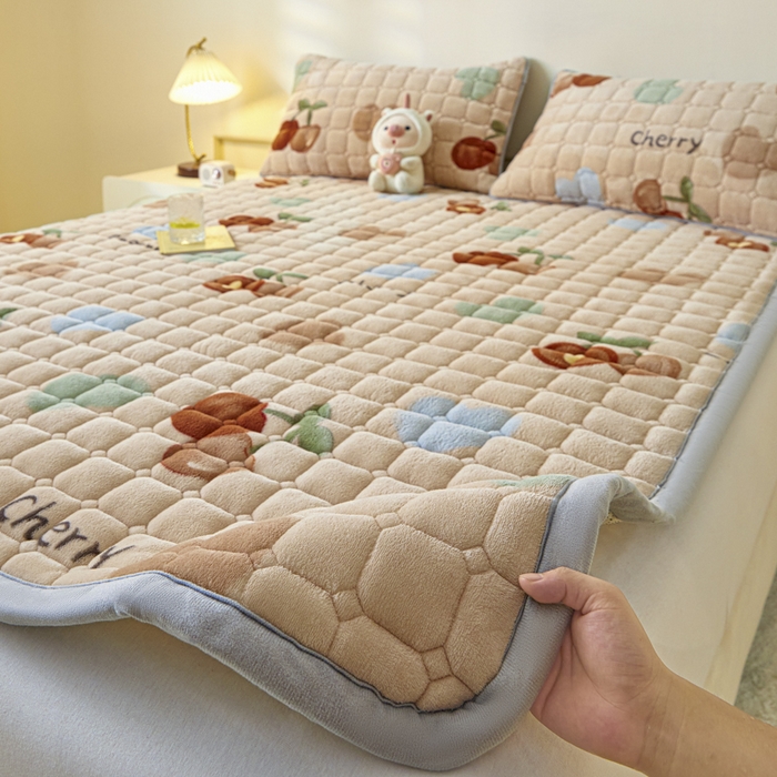 91家纺网 家纺一手货源 找家纺 （总）卡伦家纺 2025新款A类牛奶绒夹棉加厚床垫单人双人床垫保护垫