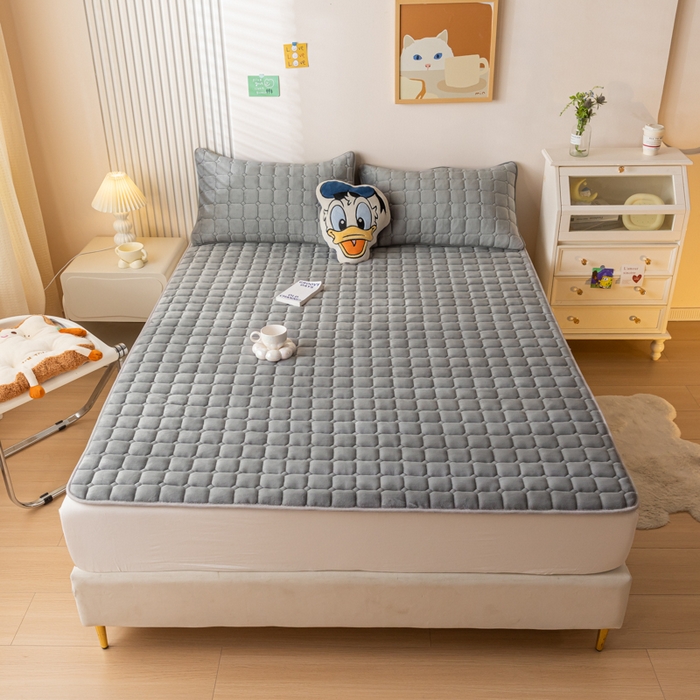 91家纺网 家纺一手货源 找家纺 卡伦家纺 2025新款A类牛奶绒夹棉加厚床垫单人双人床垫保护垫 高级灰