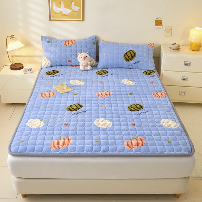 91家纺网 家纺一手货源 找家纺 卡伦家纺 2025新款A类牛奶绒夹棉加厚床垫单人双人床垫保护垫 南瓜灰灰