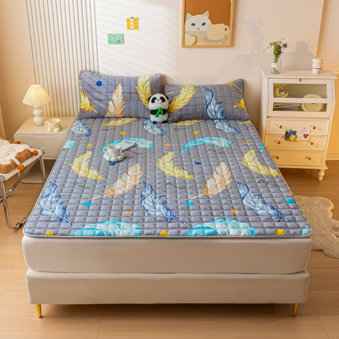 91家纺网 家纺一手货源 找家纺 卡伦家纺 2025新款A类牛奶绒夹棉加厚床垫单人双人床垫保护垫 轻羽飞扬