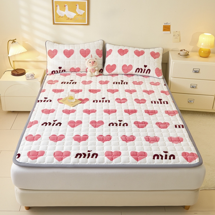 91家纺网 家纺一手货源 找家纺 卡伦家纺 2025新款A类牛奶绒夹棉加厚床垫单人双人床垫保护垫 甜蜜爱心
