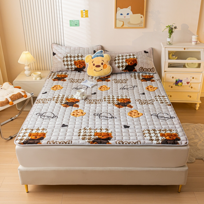 91家纺网 家纺一手货源 找家纺 卡伦家纺 2025新款A类牛奶绒夹棉加厚床垫单人双人床垫保护垫 甜心小熊