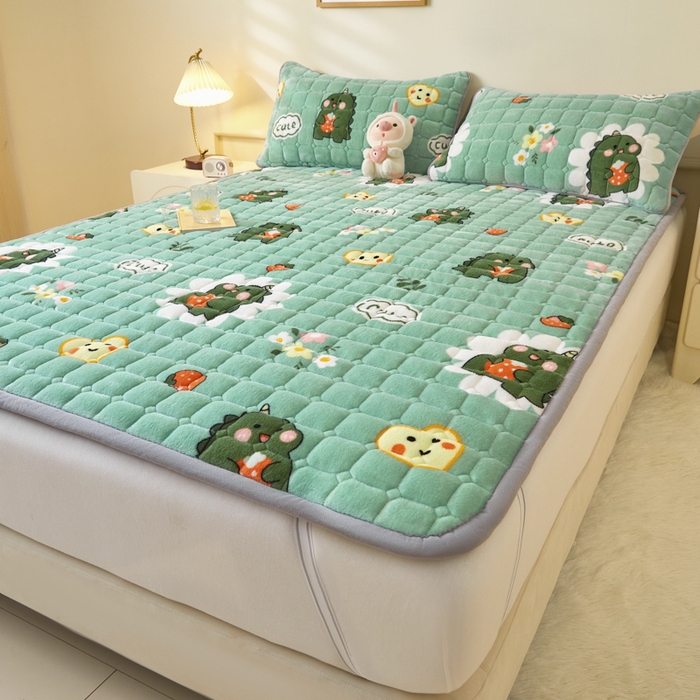 91家纺网 家纺一手货源 找家纺 卡伦家纺 2025新款A类牛奶绒夹棉加厚床垫单人双人床垫保护垫 呆萌恐龙