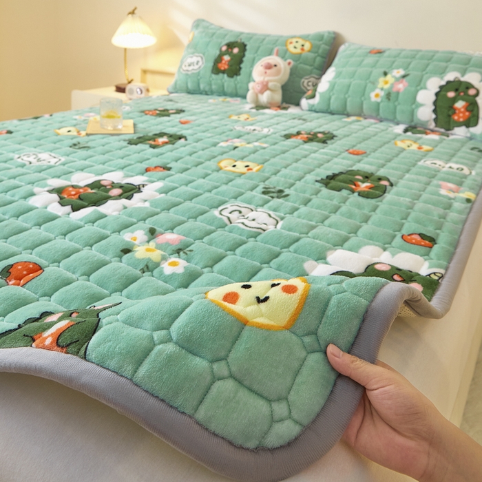 91家纺网 家纺一手货源 找家纺 卡伦家纺 2025新款A类牛奶绒夹棉加厚床垫单人双人床垫保护垫 呆萌恐龙