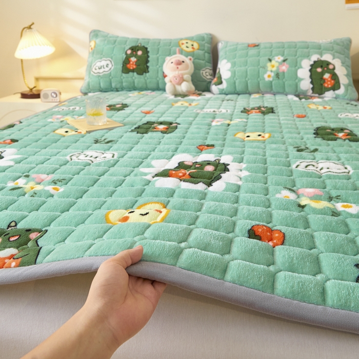 91家纺网 家纺一手货源 找家纺 卡伦家纺 2025新款A类牛奶绒夹棉加厚床垫单人双人床垫保护垫 呆萌恐龙