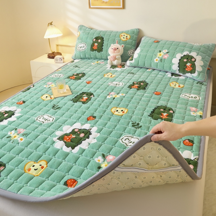 91家纺网 家纺一手货源 找家纺 卡伦家纺 2025新款A类牛奶绒夹棉加厚床垫单人双人床垫保护垫 呆萌恐龙