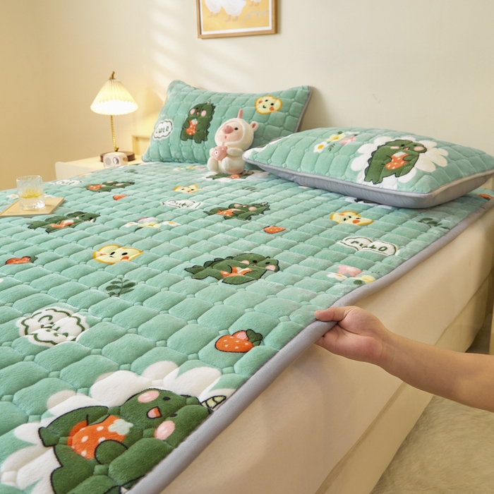 91家纺网 家纺一手货源 找家纺 卡伦家纺 2025新款A类牛奶绒夹棉加厚床垫单人双人床垫保护垫 呆萌恐龙