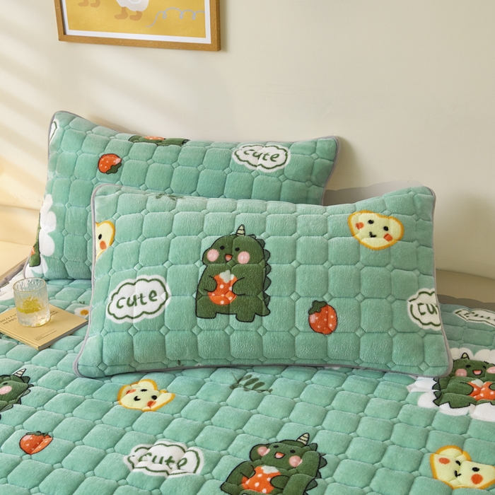 91家纺网 家纺一手货源 找家纺 卡伦家纺 2025新款A类牛奶绒夹棉加厚床垫单人双人床垫保护垫 呆萌恐龙