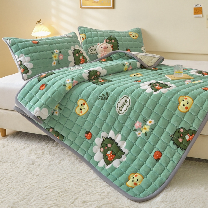 91家纺网 家纺一手货源 找家纺 卡伦家纺 2025新款A类牛奶绒夹棉加厚床垫单人双人床垫保护垫 呆萌恐龙