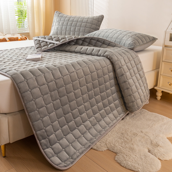 91家纺网 家纺一手货源 找家纺 卡伦家纺 2025新款A类牛奶绒夹棉加厚床垫单人双人床垫保护垫 高级灰