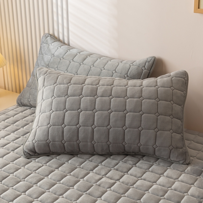 91家纺网 家纺一手货源 找家纺 卡伦家纺 2025新款A类牛奶绒夹棉加厚床垫单人双人床垫保护垫 高级灰