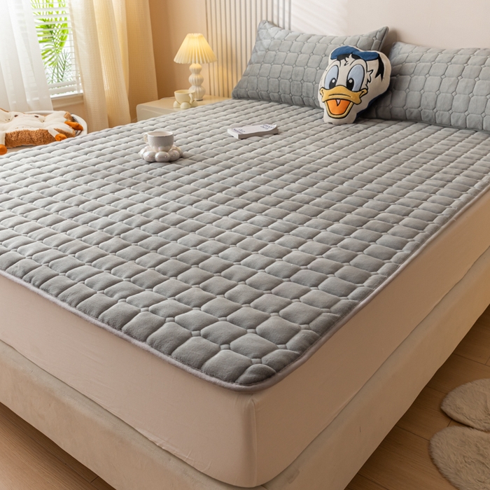 91家纺网 家纺一手货源 找家纺 卡伦家纺 2025新款A类牛奶绒夹棉加厚床垫单人双人床垫保护垫 高级灰